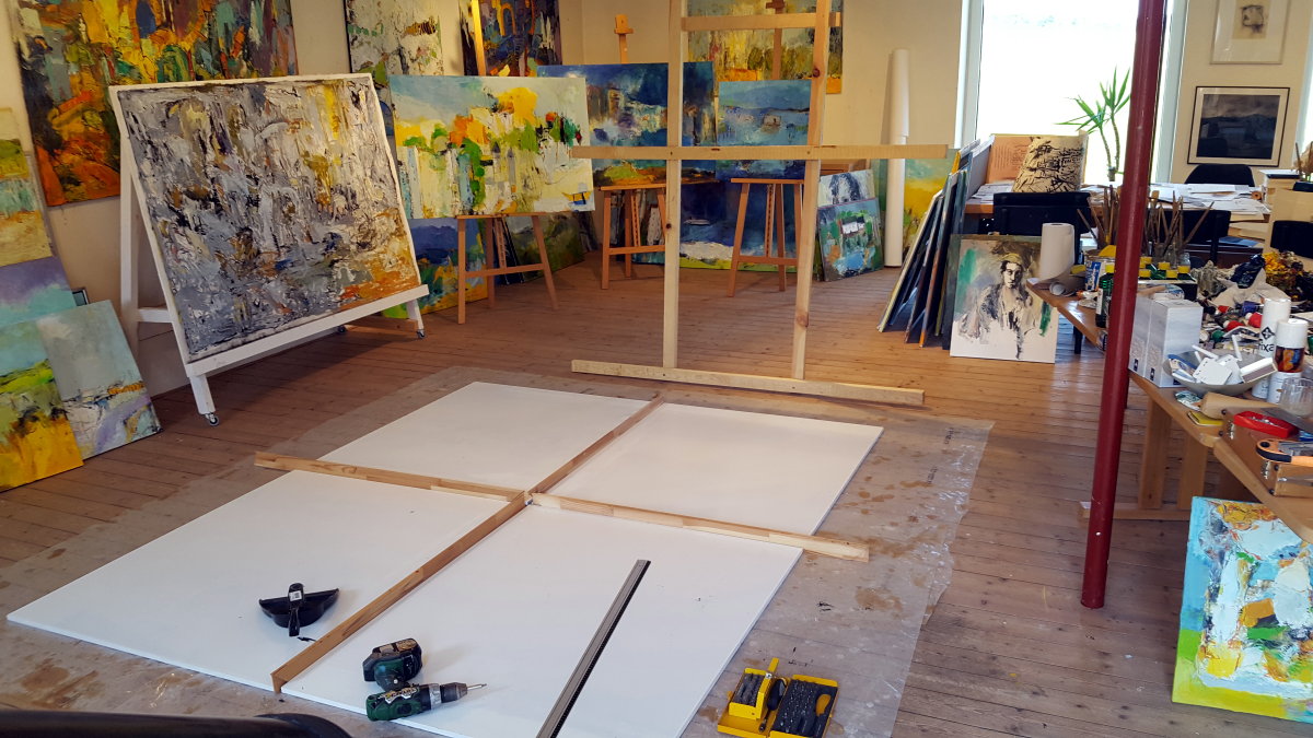 Der gøres klar til værket Yggdrasil - Livets træ i atelieret på Enggaarden ved Stoholm