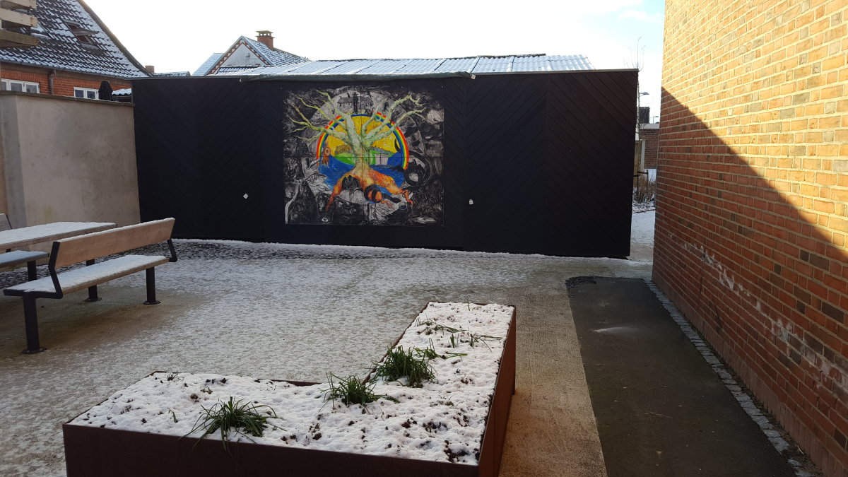 By-rummet i Stoholm med Ask Yggdrasil - Verdenstræet eller Livets træ i baggrunden By-rummet i Stoholm med Ask Yggdrasil - Verdenstræet eller Livets træ i baggrunden